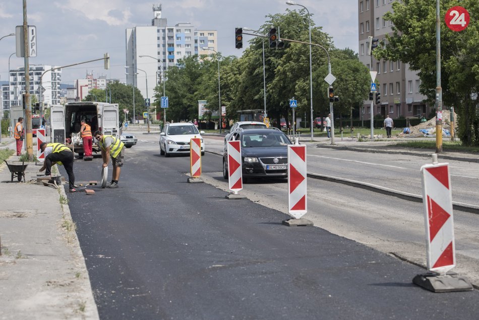 Ilustračný obrázok k článku Pribudnú bezbariérové priechody pre chodcov. Pripravte sa preto na rozkopané križovatky