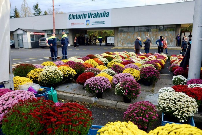 Ilustračný obrázok k článku Bratislavské cintoríny budú mať predĺžené otváracie hodiny. Na bezpečnosť dohliadne polícia