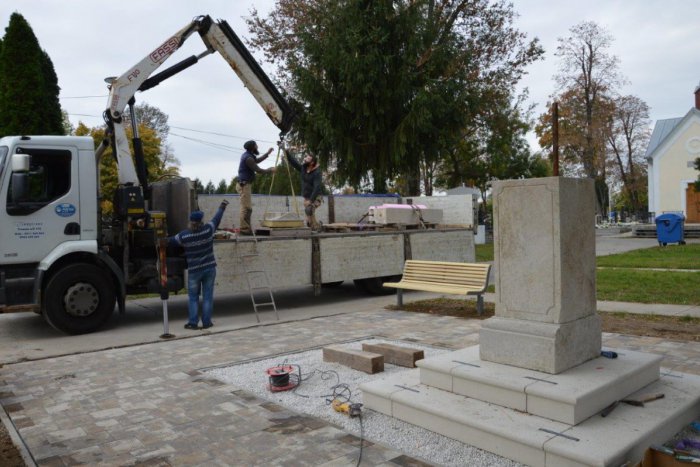 Ilustračný obrázok k článku Historický kríž v Šali už osadili: Vzniklo nové pietne miesto, FOTO