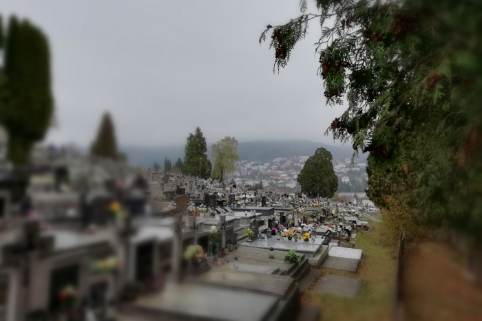 Ilustračný obrázok k článku Dušičky sa blížia, na cintoríne v Humennom budú platiť takéto opatrenia