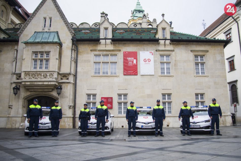 Ilustračný obrázok k článku FOTO: Mestskí policajti sa budú voziť na nových vozidlách na hybridný pohon VIDEO