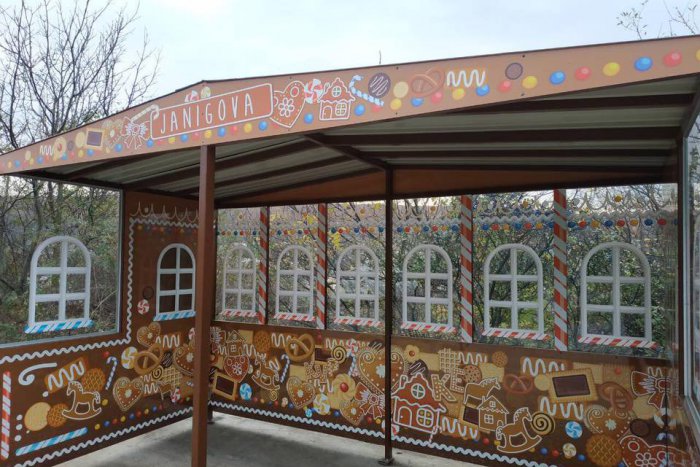 Ilustračný obrázok k článku Zo starej schátranej zastávky vyčarovali rozprávkovú Perníkovú chalúpku