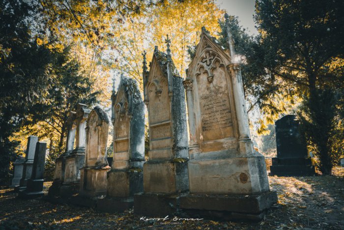 Ilustračný obrázok k článku Veľký dušičkový manuál: Otváracie hodiny cintorínov aj posilnené spoje MHD