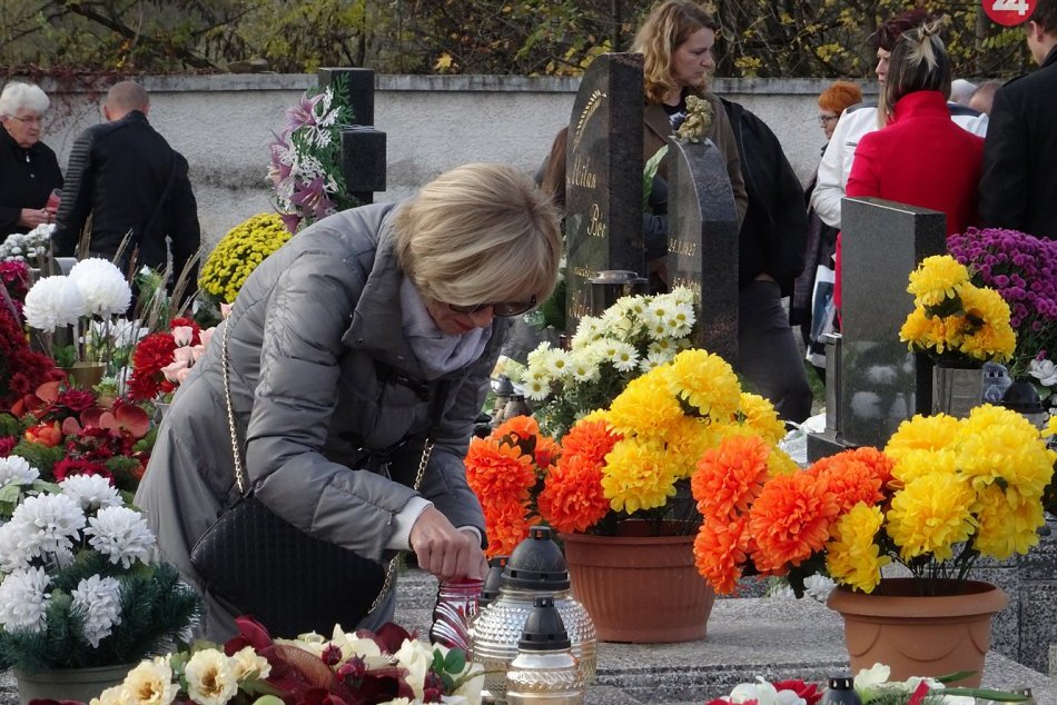 Ilustračný obrázok k článku Dušičky sa blížia: Otváracie HODINY trenčianskych cintorínov