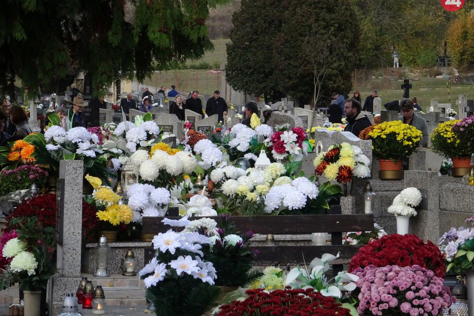 Ilustračný obrázok k článku FOTO: Na cintoríne v Rožňave zavládla sviatočná atmosféra