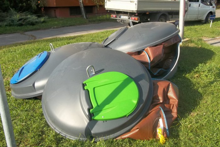 Ilustračný obrázok k článku V Šali osádzajú polopodzemné kontajnery: Používať sa budú po skončení prác, FOTO