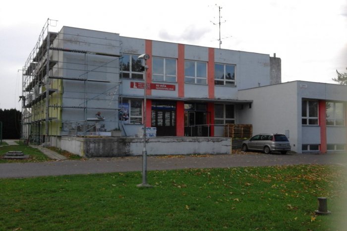 Ilustračný obrázok k článku FOTO, Večiansky kulturák už opravujú:  Zoberú to pekne od podlahy