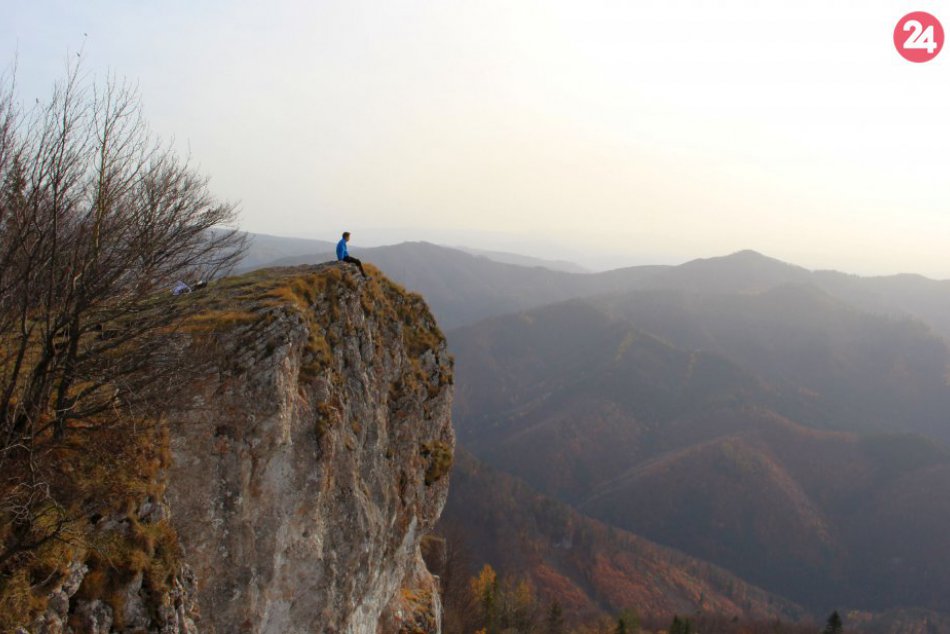 Ilustračný obrázok k článku VIDEO a FOTO: Krásy jesene zachytené z výšky. Úchvatné výhľady z Majerovej skaly