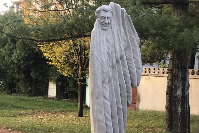 Ilustračný obrázok k článku V Ružinove odhalili pamätník Antonovi Srholcovi: Chcú po ňom pomenovať aj park