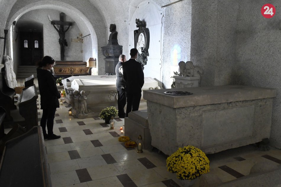 Ilustračný obrázok k článku Pre návštevníkov sprístupnili hrobku na Krásnej Hôrke: Pozrite si FOTO priamo z hradu