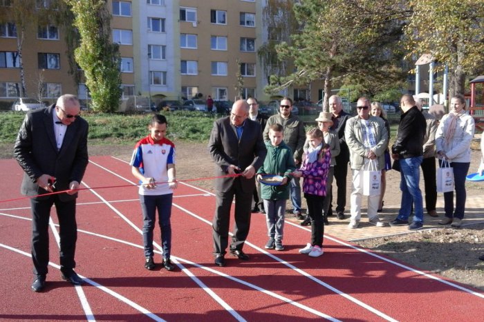 Ilustračný obrázok k článku Bežecký ovál v Šali otvorili: Prvé metre odbehol aj úspešný Daniel Kováč, FOTO