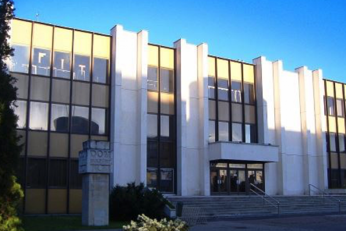 Ilustračný obrázok k článku Rekonštrukcia kulturáku v Mikuláši: Návštevníkov privíta nová vstupná hala