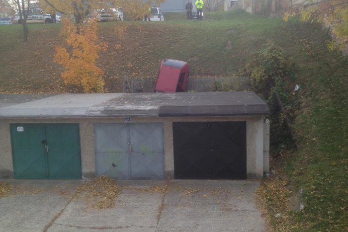 Ilustračný obrázok k článku Kuriózna nehoda pod vplyvom alkoholu: Vodič s vozidlom spadol za garáže