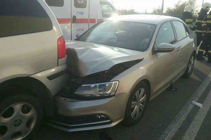 Ilustračný obrázok k článku Raňajšiu dopravu v Bratislave spomalila zrážka troch áut