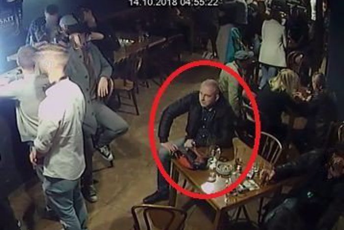 Ilustračný obrázok k článku Ženu (29) mali okradnúť v klube na Mostnej: Polícia pátra po mužovi na záberoch