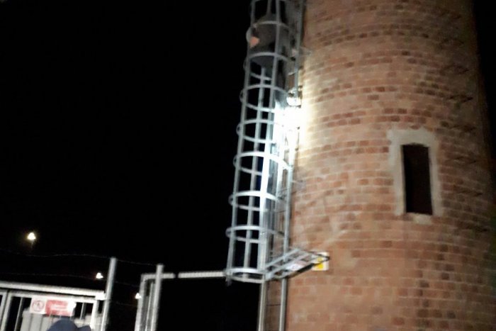 Ilustračný obrázok k článku Kuriózny zásah hasičov z Rožňavy: Robo vyliezol na komín a...