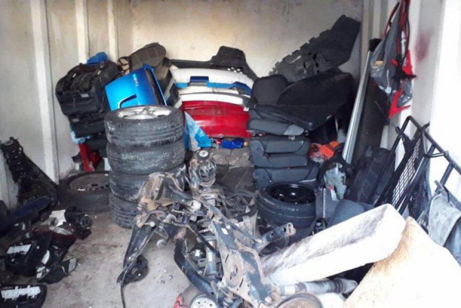 Ilustračný obrázok k článku Polícia zaistila 29 áut, riadiace jednotky i rušičky: Obvinila štvoricu z okresu Hlohovec