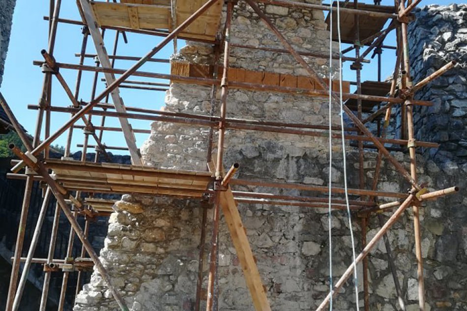 Ilustračný obrázok k článku Ruch na hrade Strečno: Pozrite FOTO z rekonštrukcie