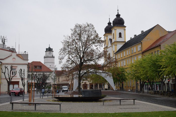 Ilustračný obrázok k článku Trenčianska radnica dvíha varovný prst: Aha, aká suma mestu chýba na daniach