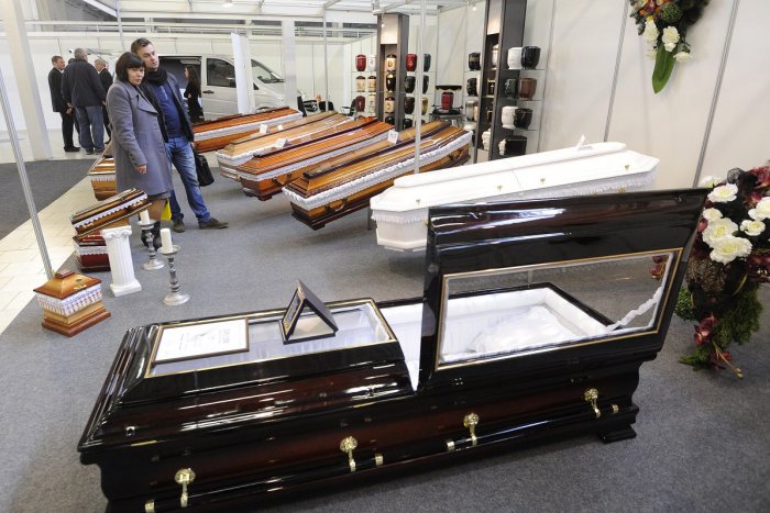 Ilustračný obrázok k článku Výstava Slovak Funeral prinesie súťaž v kopaní hrobov i Ples pohrebných služieb
