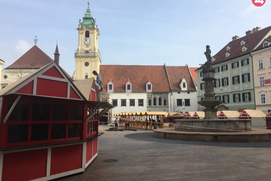 Ilustračný obrázok k článku VIDEO + FOTO: Na Hlavnom a Hviezdoslavovom námestí už prebiehajú prípravy na vianočné trhy