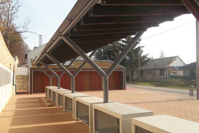 Ilustračný obrázok k článku FOTO, V Močenku postavili modernú tržnicu: Zaujímavá je aj zelená strecha budovy