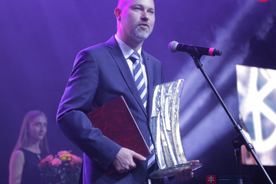 Ilustračný obrázok k článku Prorektor UNIZA Jozef Ristvej prevzal cenu za vedu a techniku