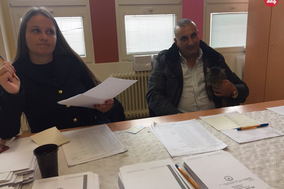 Ilustračný obrázok k článku FOTO: Na Luníku IX. voľby narušil menší incident. Volebná účasť je zatiaľ vysoká