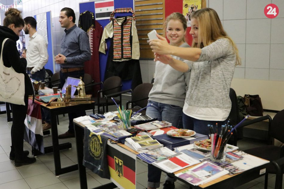 Ilustračný obrázok k článku Študenti Ekonomickej univerzity v Bratislave spoznali počas jedného dňa desiatky krajín