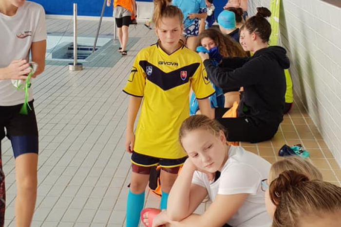 Ilustračný obrázok k článku Humenský talent z bazénov: Mladučká Mária sa medailou navnadila na šampionát
