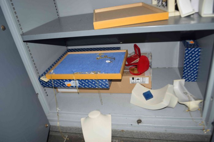 Ilustračný obrázok k článku Lúpež ako z filmu. Maskovaní muži vykradli zlatníctvo priamo v centre Bystrice