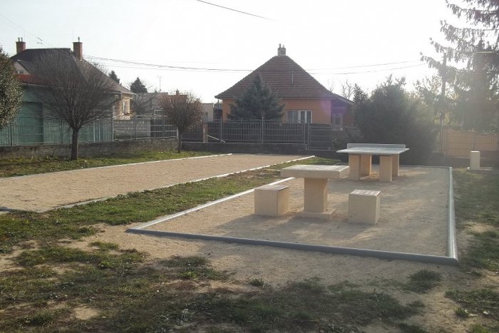 Ilustračný obrázok k článku Novým ihriskom potešia Močenčanov: Petang si vyžiadali aktívni seniori, FOTO