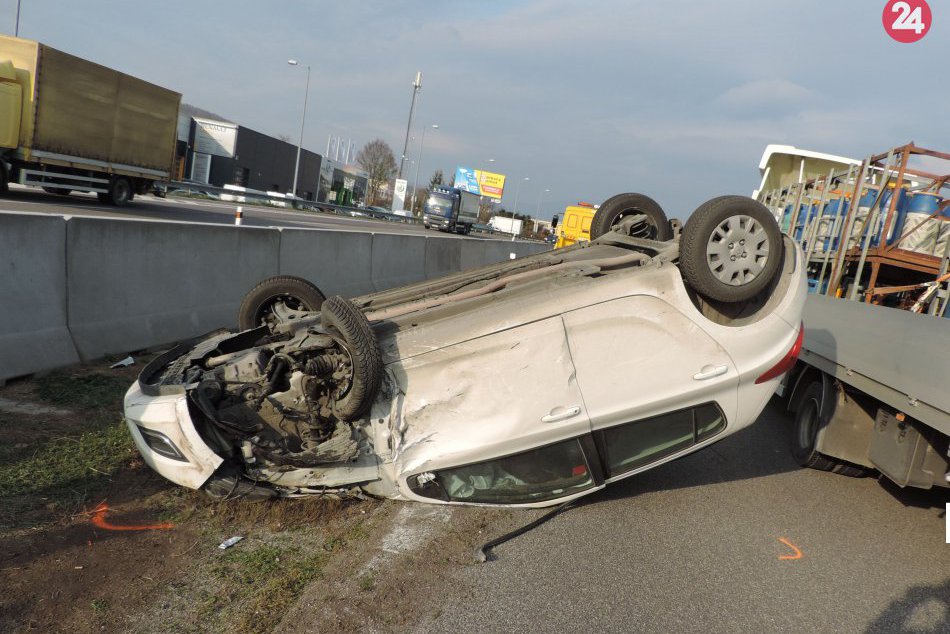 Ilustračný obrázok k článku FOTO: Hrozivé zábery z nehody na R1. Auto skončilo po náraze do kamióna na streche