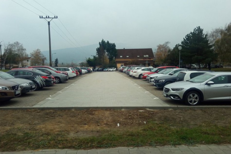 Ilustračný obrázok k článku V Devínskej Novej Vsi vyrástlo pri železničnej stanici nové bezplatné parkovisko