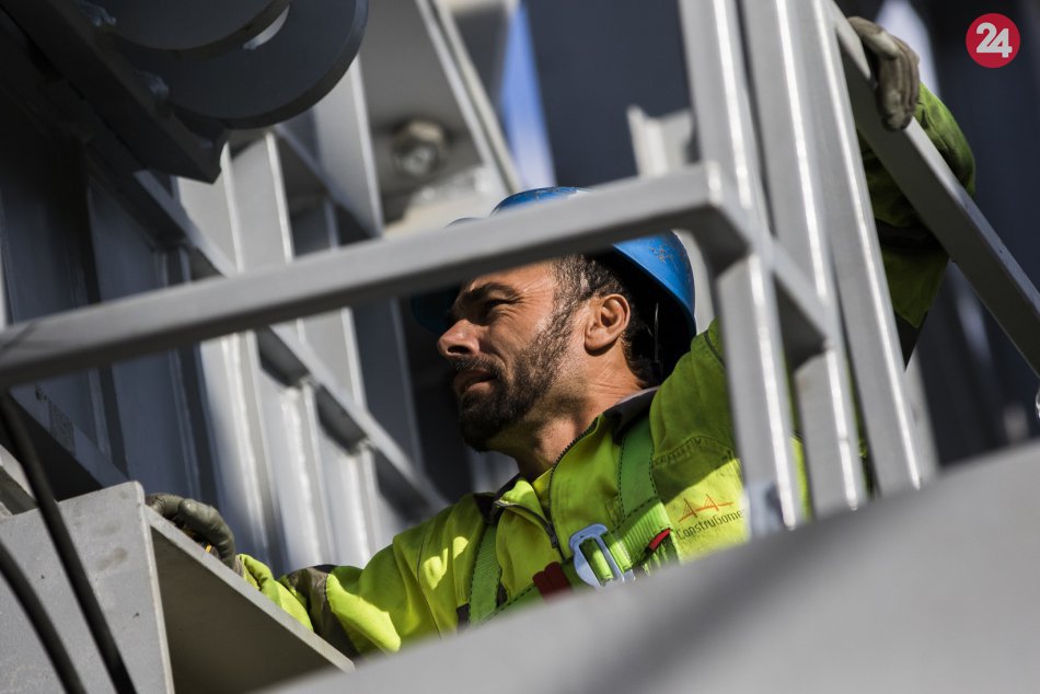 Ilustračný obrázok k článku Počas prác na diaľnici D4 zavalila robotníka platňa. Na mieste zasahoval vrtuľník