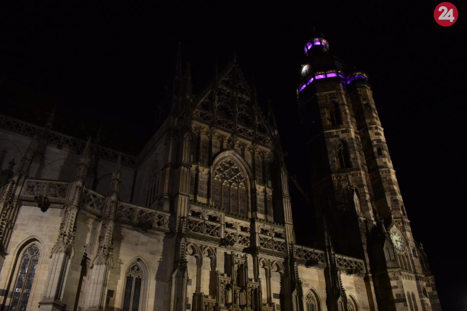 Ilustračný obrázok k článku FOTO: Vežu Dómu sv. Alžbety odeli do fialovej svetelnej róby