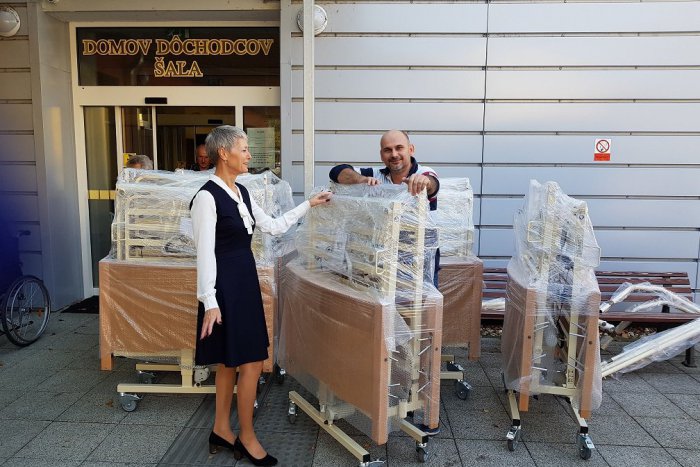 Ilustračný obrázok k článku Seniorom dali špeciálne postele: Tešia sa klienti i personál, FOTO