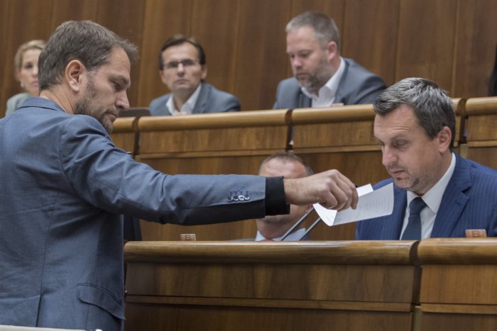 Ilustračný obrázok k článku Ďalšie pokusy o odvolanie: Opozícia vyzýva šéfa parlamentu aby sa vzdal funkcie