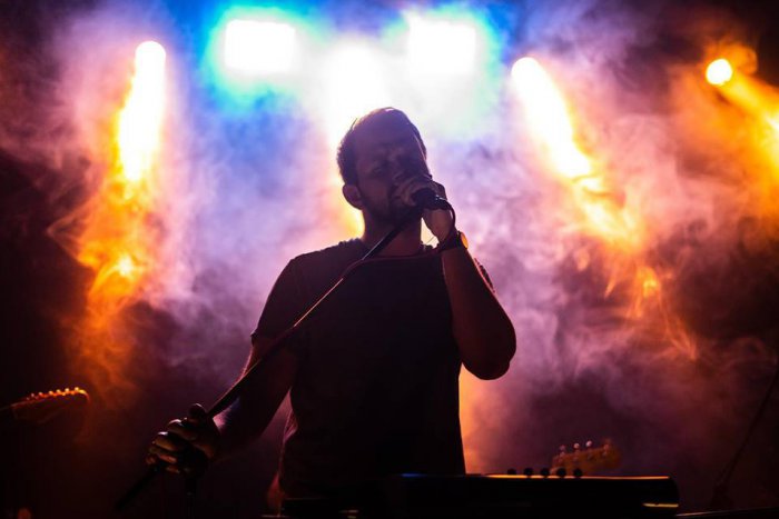 Ilustračný obrázok k článku ROZHOVOR: Humenčan vystúpil s kapelou na známych festivaloch, teraz mieri do rodného mesta