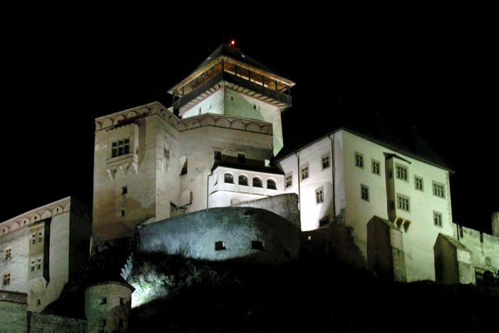 Ilustračný obrázok k článku SVET O SLOVENSKU: Veľká pocta pre Trenčiansky hrad