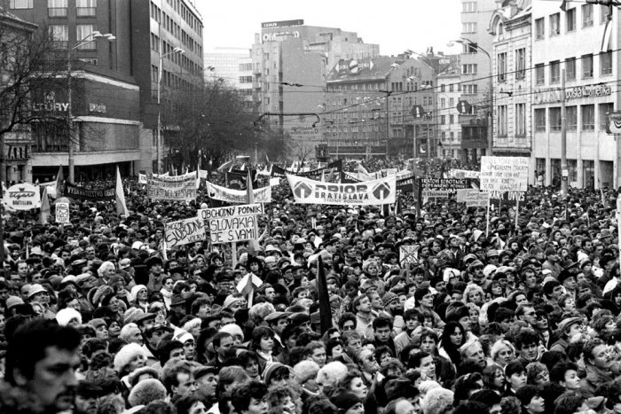 Ilustračný obrázok k článku Slovensko si pripomína výročie: Od Nežnej revolúcie ubehlo už 29 rokov