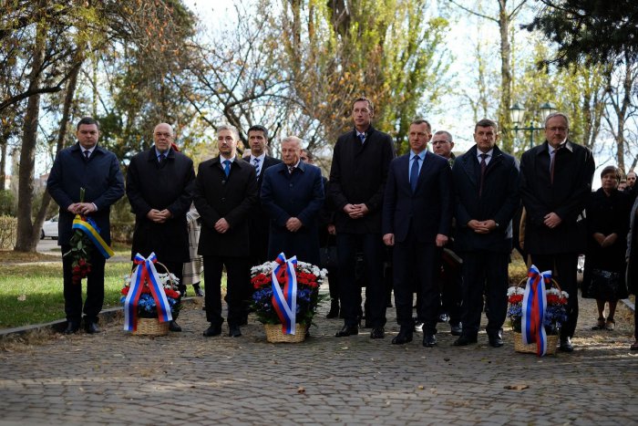 Ilustračný obrázok k článku Exprezident Schuster, košický župan Trnka a prešovský župan Majerský si v Užhorode pripomenuli 100 rokov od skončenia vojny