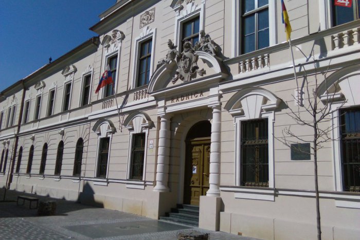 Ilustračný obrázok k článku Mestské zastupiteľstvo v Lučenci má deväť nových členov. Takéto strany zastupujú