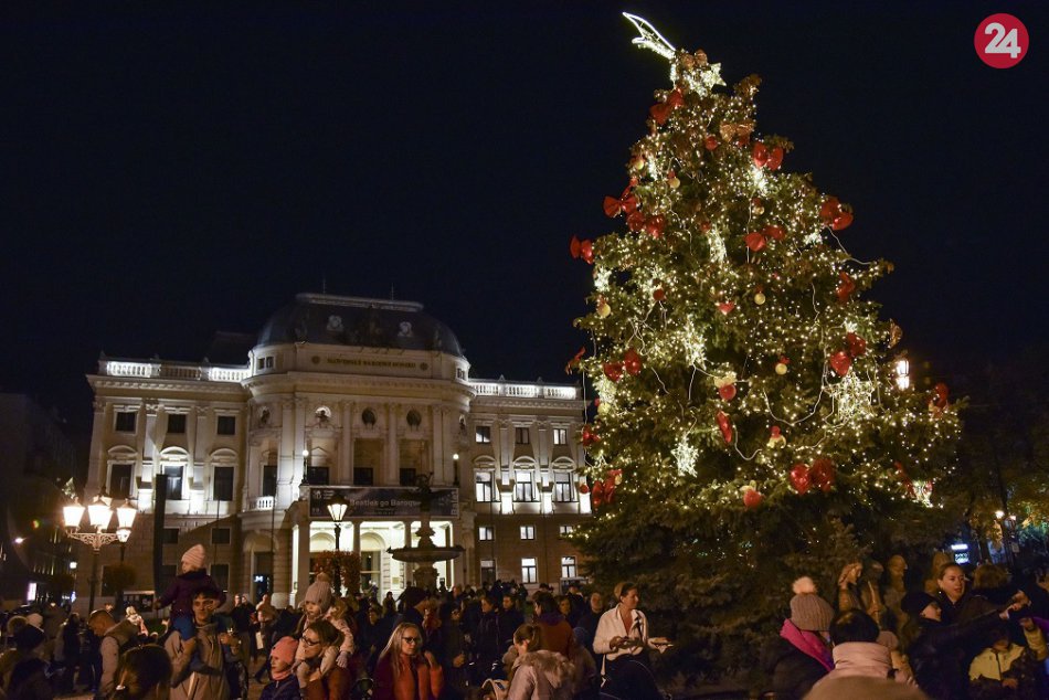Ilustračný obrázok k článku VIDEO: Stromček svieti, varené vínko rozvoniava. Staromestské vianočné trhy sú otvorené!
