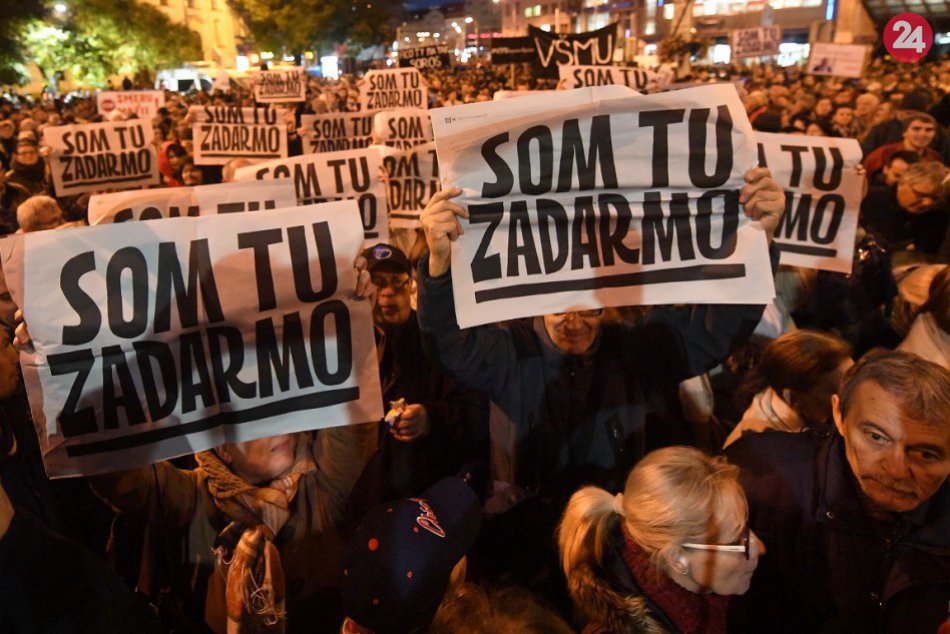 Ilustračný obrázok k článku SVET O SLOVENSKU: Protesty Za slušné Slovensko v očiach cudziny