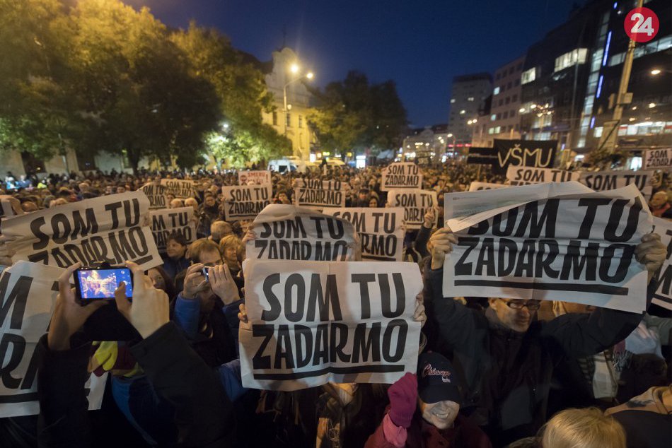 Ilustračný obrázok k článku VIDEO + FOTO: Na Námestí SNP sa opäť protestovalo Za slušné Slovensko