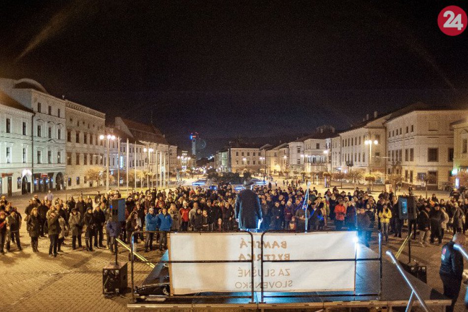Ilustračný obrázok k článku FOTO: Bystričania si pripomenuli posolstvo Nežnej revolúcie, krstili sa i protestné príhovory