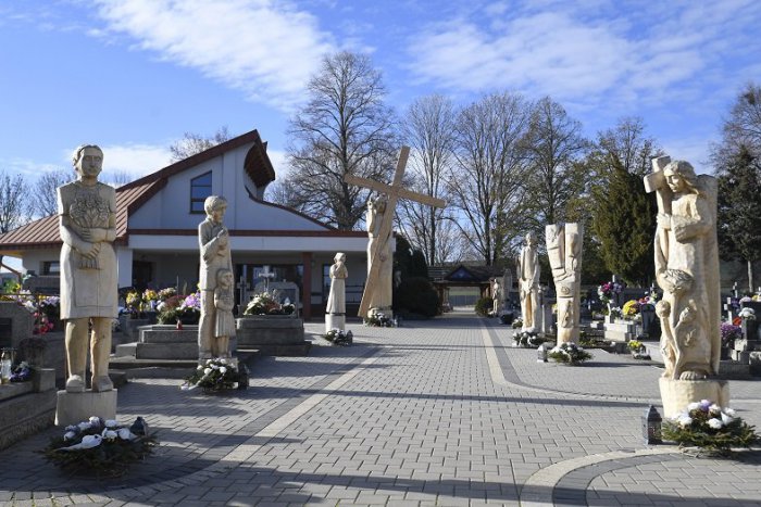 Ilustračný obrázok k článku FOTO: Unikátny cintorín v Kechneci: Betlehem doplnia drevené plastiky v životnej veľkosti