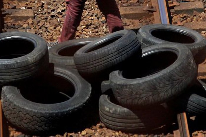 Ilustračný obrázok k článku Pneumatiky či naukladané skaly na koľajniciach: Aj tieto "nástrahy" riešia železnice