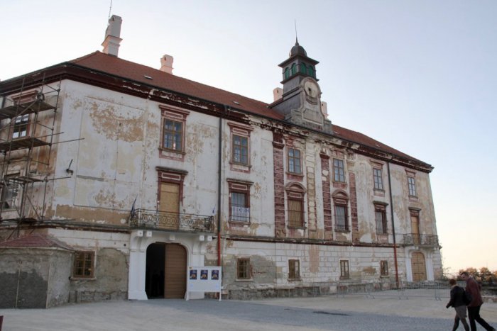 Ilustračný obrázok k článku Tragédia na zámku v Hlohovci: Výťahára našli ležať na zemi, lekár konštatoval smrť